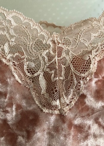 Dantel Detaylı Pudra Bohem kadife askılı pijama üst - Görsel 3