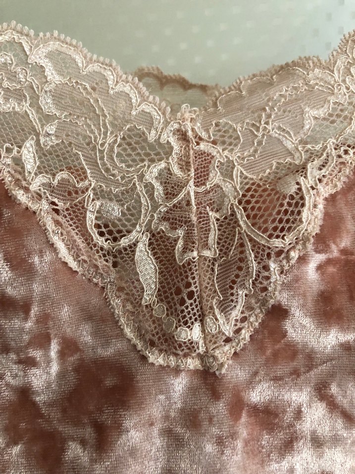 Dantel Detaylı Pudra Bohem kadife askılı pijama üst - Görsel 3