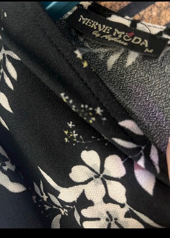 Siyah Çiçek Desenli V Yaka Midi Elbise - Görsel 2