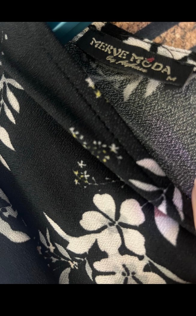 Siyah Çiçek Desenli V Yaka Midi Elbise - Görsel 2