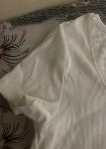 Beyaz V Yakalı Kısa Kollu Kadın Tişört - Görsel 3