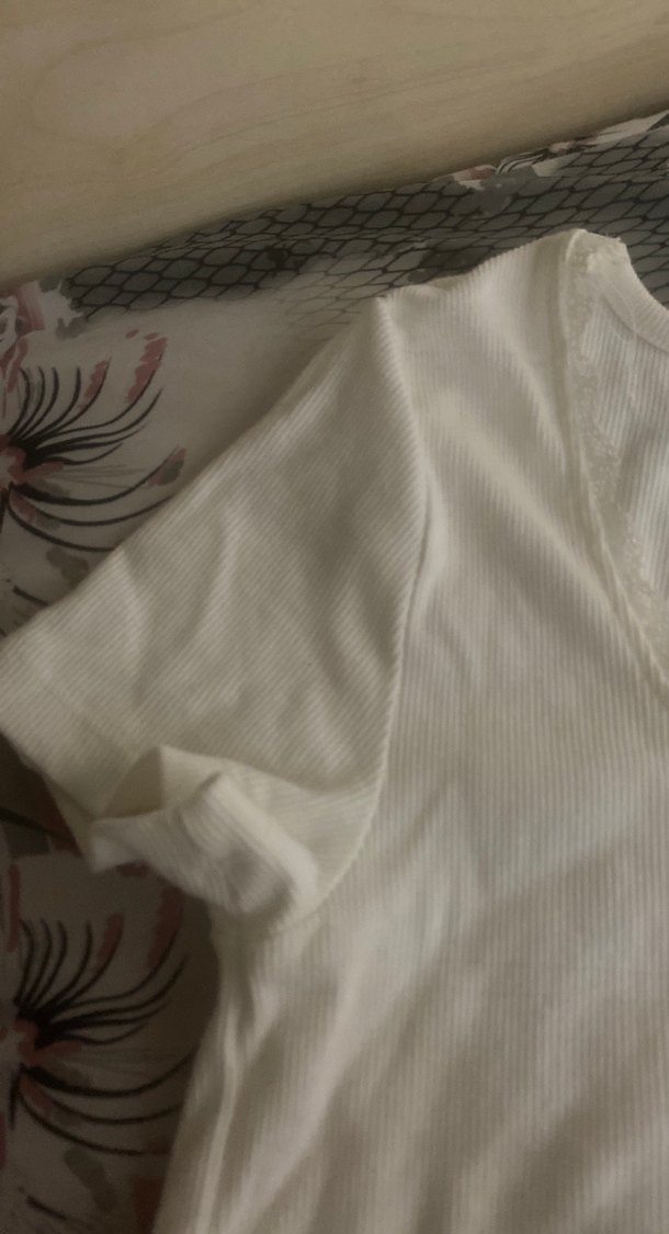 Beyaz V Yakalı Kısa Kollu Kadın Tişört - Görsel 3