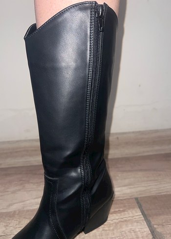 Siyah Dantel Detaylı Diz Boyu Deri Çizme - Görsel 4