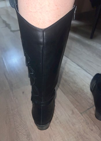 Siyah Dantel Detaylı Diz Boyu Deri Çizme - Görsel 8