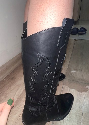 Siyah Dantel Detaylı Diz Boyu Deri Çizme - Görsel 3