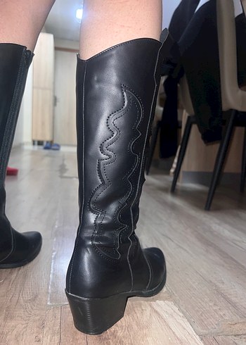 Siyah Dantel Detaylı Diz Boyu Deri Çizme - Görsel 7