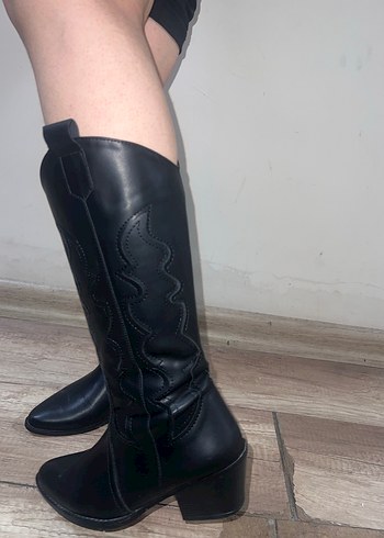 Siyah Dantel Detaylı Diz Boyu Deri Çizme - Görsel 2