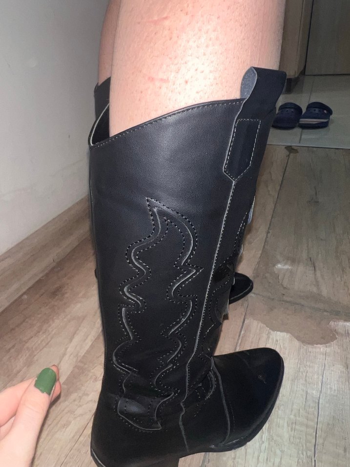 Siyah Dantel Detaylı Diz Boyu Deri Çizme - Görsel 3