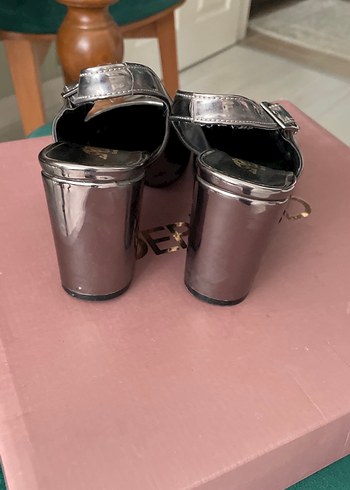 Gri Metalik Tokalı Topuklu Kadın Ayakkabı - Görsel 4