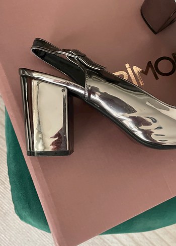 Gri Metalik Tokalı Topuklu Kadın Ayakkabı - Görsel 3