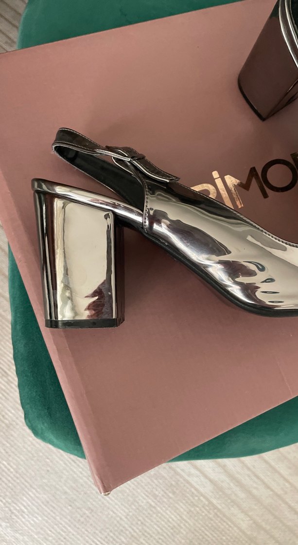 Gri Metalik Tokalı Topuklu Kadın Ayakkabı - Görsel 3