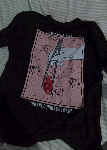 Kırmızı Kalp Baskılı Siyah Tişört - Görsel 2