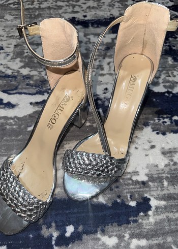 Gri Parlak  Tokalı Topuklu Kadın Ayakkabı - Görsel 2