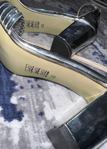 Gri Parlak  Tokalı Topuklu Kadın Ayakkabı - Görsel 4