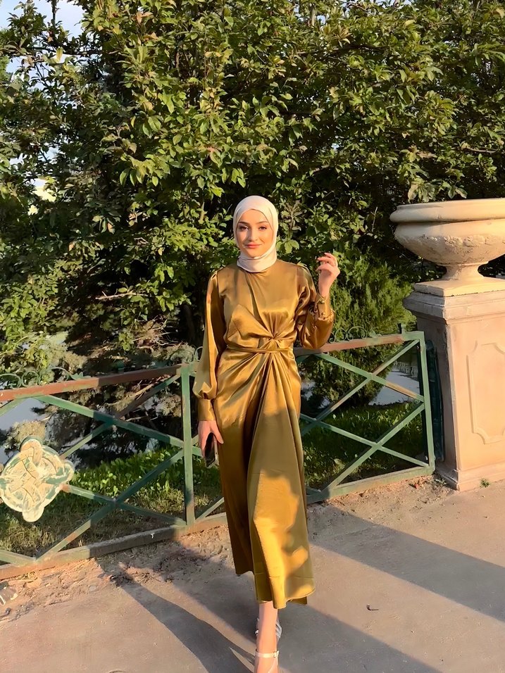 Yağ Yeşili Renkli Uzun Drapeli Kadın Saten Elbise - Görsel 2