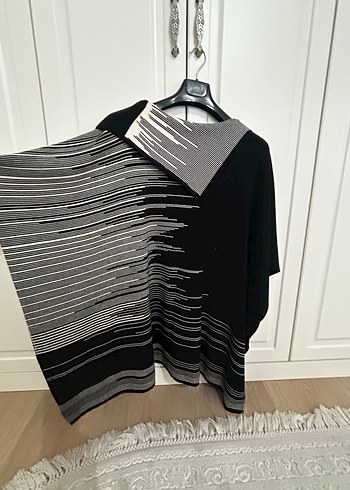 Uzun Siyah beyaz Desenli Kadın yün Panço standart - Görsel 2