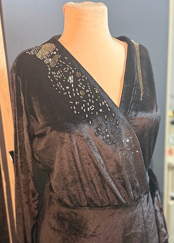 Uzun Siyah Nakışlı V Yaka Gotik Elbise - Görsel 2