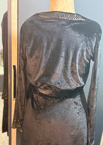 Uzun Siyah Nakışlı V Yaka Gotik Elbise - Görsel 4