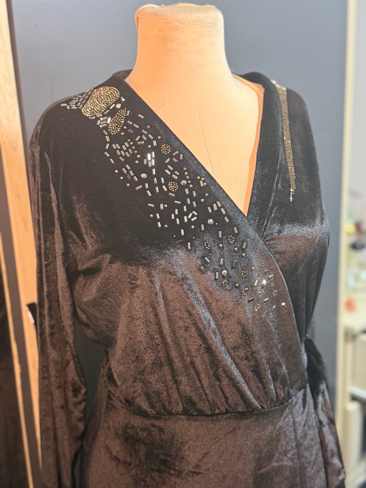 Uzun Siyah Nakışlı V Yaka Gotik Elbise - Görsel 2