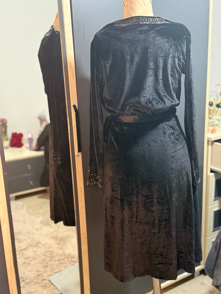 Uzun Siyah Nakışlı V Yaka Gotik Elbise - Görsel 3