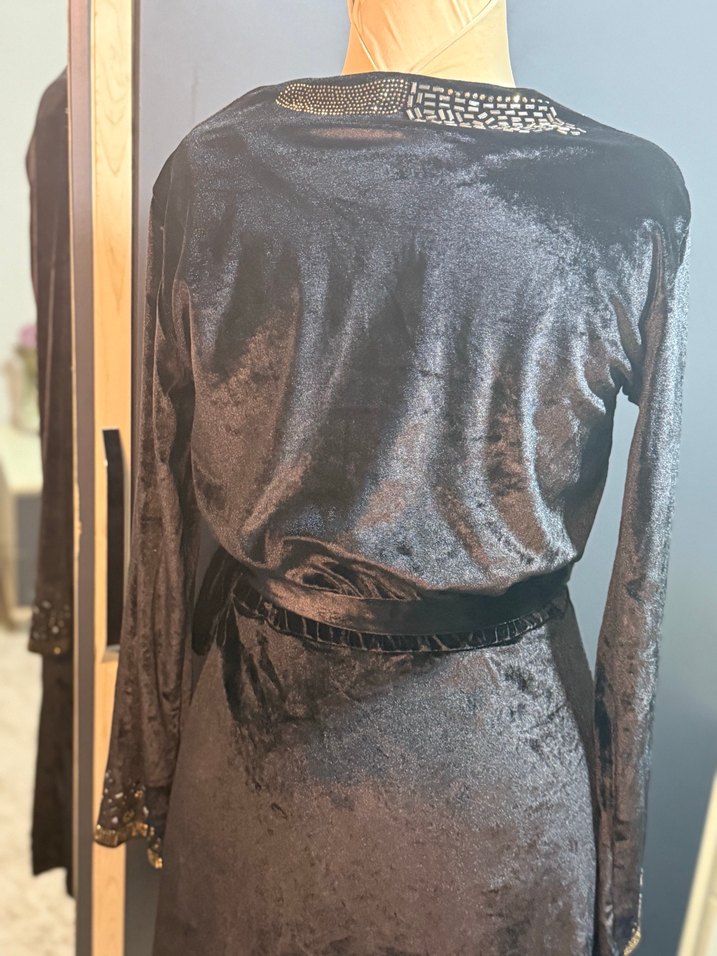 Uzun Siyah Nakışlı V Yaka Gotik Elbise - Görsel 4