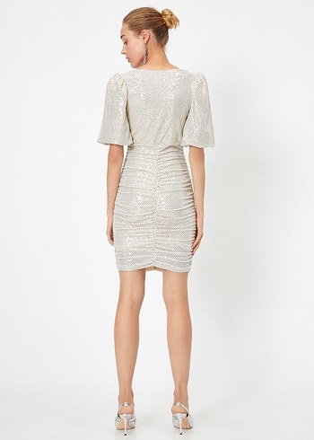 V Yaka Pullu Payetli Bej Krem Kısa Elbise - Görsel 4