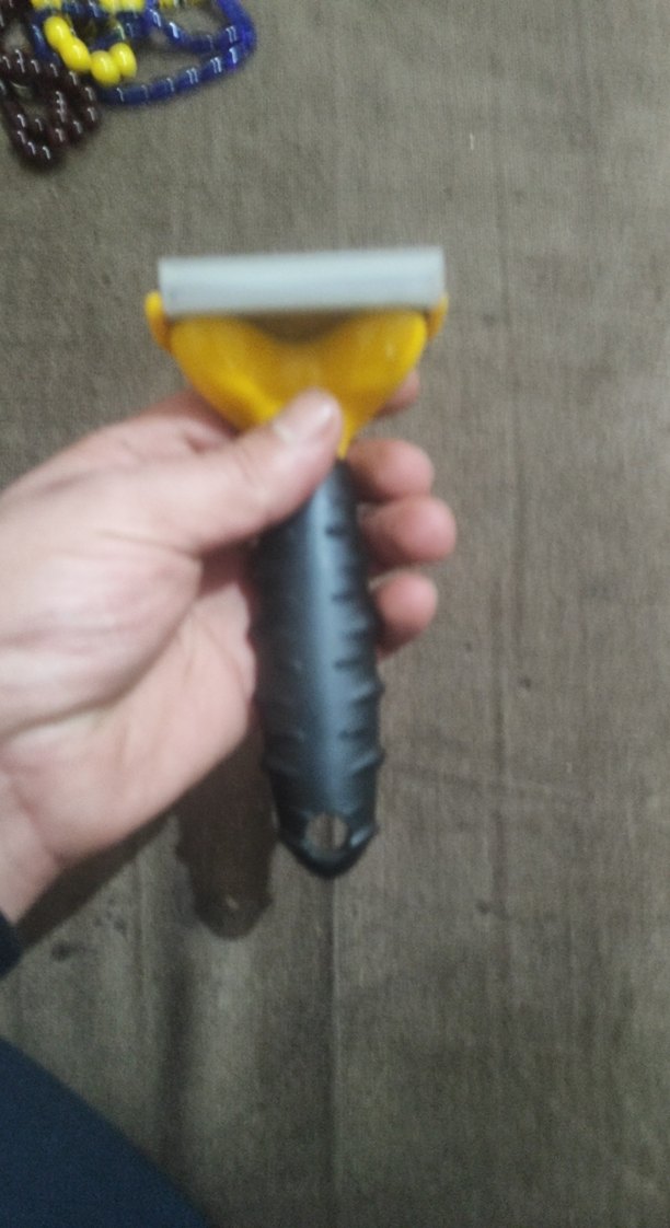 Gri ve Sarı Kedi Tüyü Temizleyici - Görsel 2