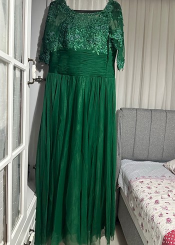 Uzun Kollu Yeşil Dantel İşlemeli Abiye Elbise - Görsel 3