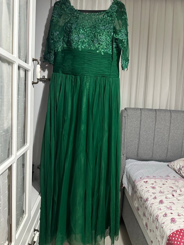 Uzun Kollu Yeşil Dantel İşlemeli Abiye Elbise - Görsel 3