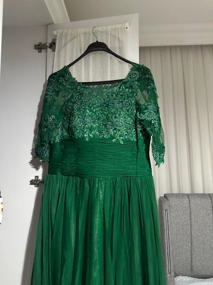 Uzun Kollu Yeşil Dantel İşlemeli Abiye Elbise - Görsel 2