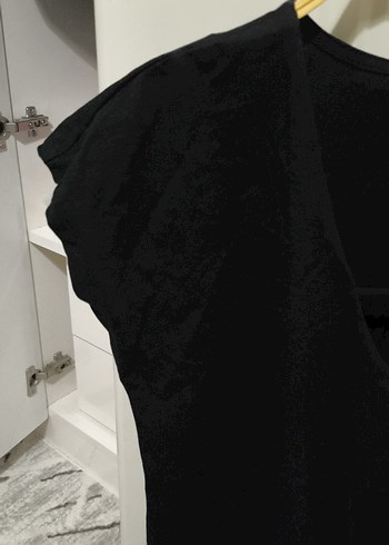 Siyah Süet V Yakalı Kısa Kollu Bluz - Görsel 3