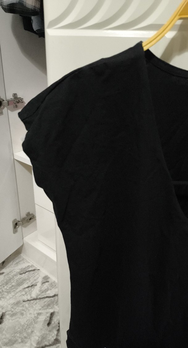 Siyah Süet V Yakalı Kısa Kollu Bluz - Görsel 3