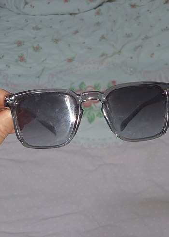 Şeffaf Çerçeveli Gri Kadın Güneş Gözlüğü - Görsel 3