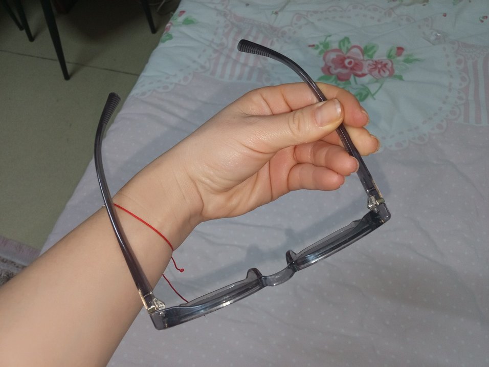 Şeffaf Çerçeveli Gri Kadın Güneş Gözlüğü - Görsel 4