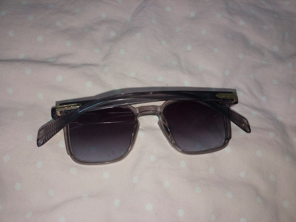 Şeffaf Çerçeveli Gri Kadın Güneş Gözlüğü - Görsel 2