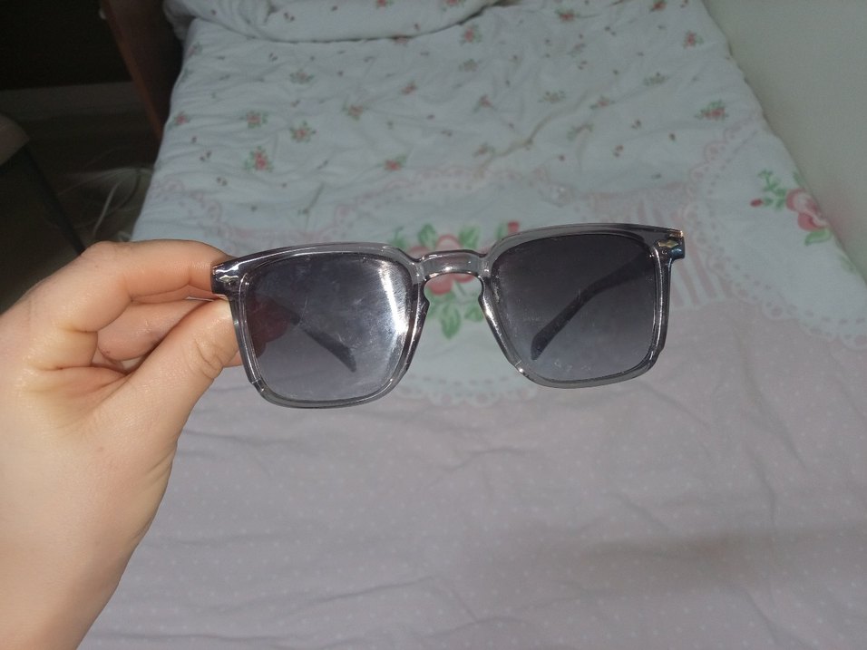 Şeffaf Çerçeveli Gri Kadın Güneş Gözlüğü - Görsel 3