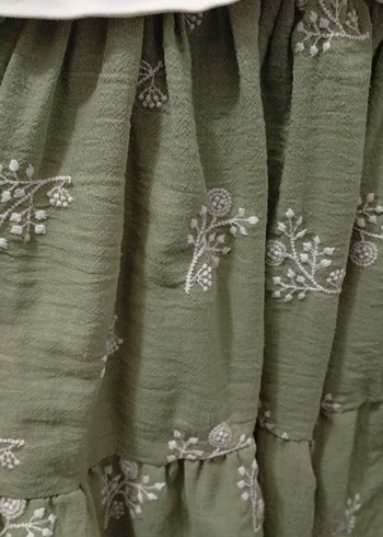 Pamuklu Beyaz Bluz ve Yeşil Desenli Etek - Görsel 2