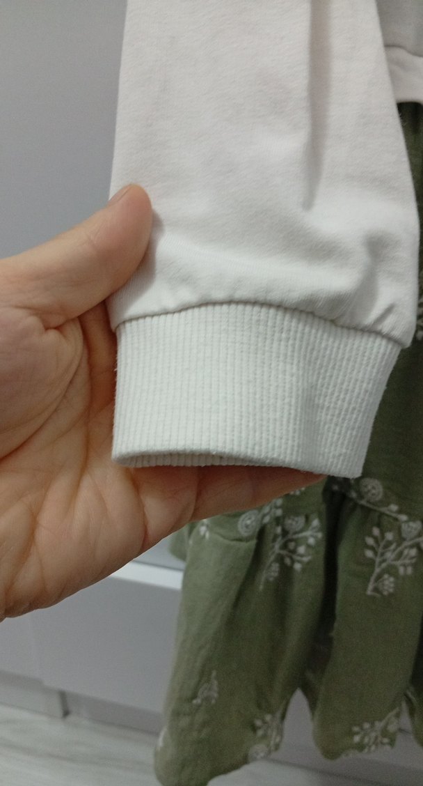 Pamuklu Beyaz Bluz ve Yeşil Desenli Etek - Görsel 3