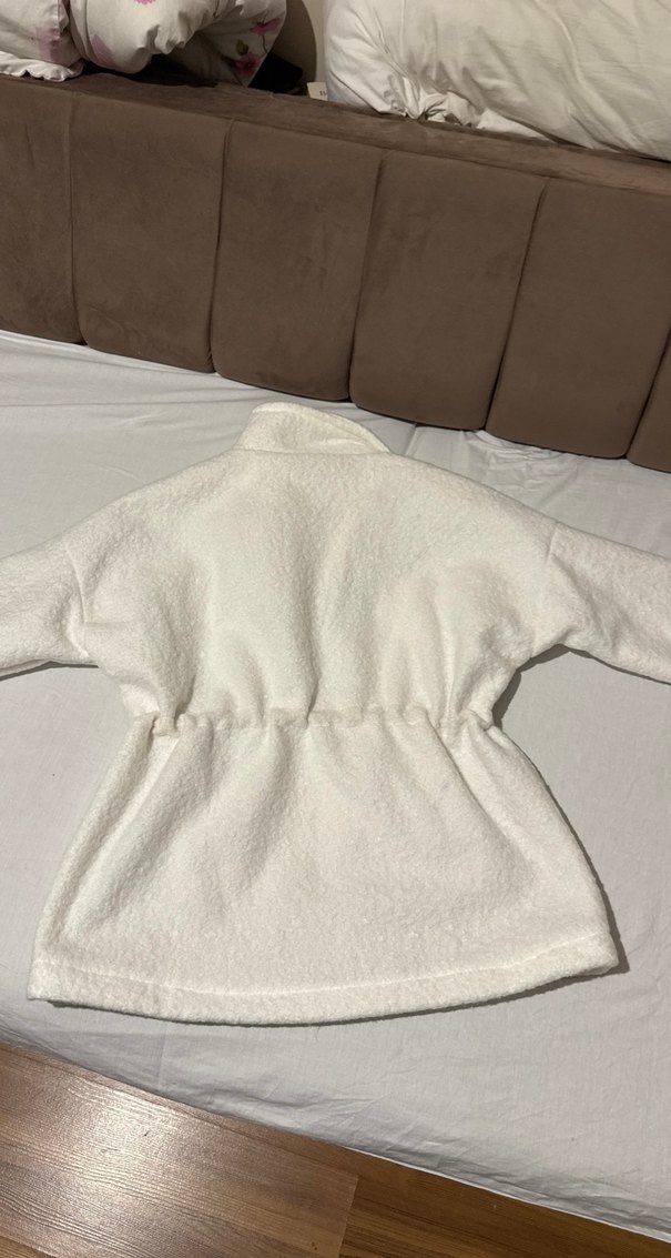 Kürk Detaylı Beyaz Midi Ceket - Görsel 3