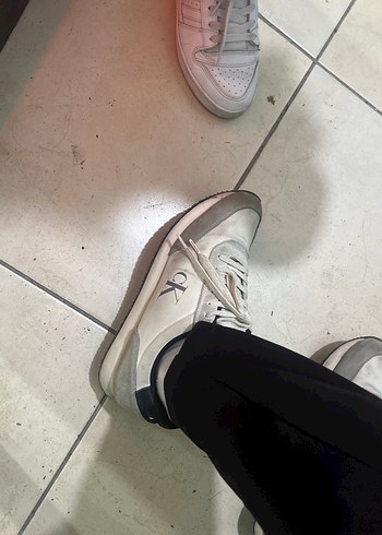 Erkek Beyaz calvin klein orjinal ayakkabı yıkayıp gönderm sğlrm - Görsel 3