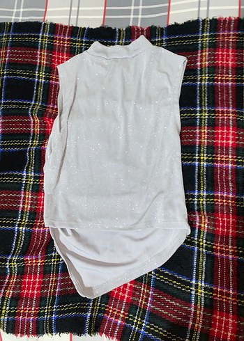 Beyaz Parlak Kolsuz Yanlardan büzmeli  Yüksek Yakalı Kadın Bluz - Görsel 3