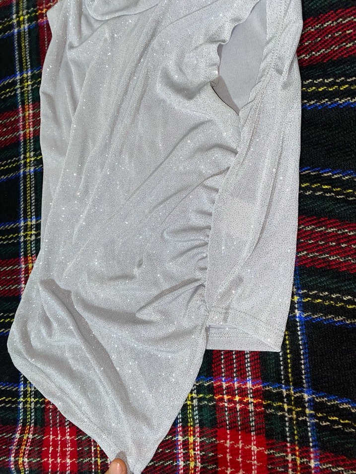 Beyaz Parlak Kolsuz Yanlardan büzmeli  Yüksek Yakalı Kadın Bluz - Görsel 2