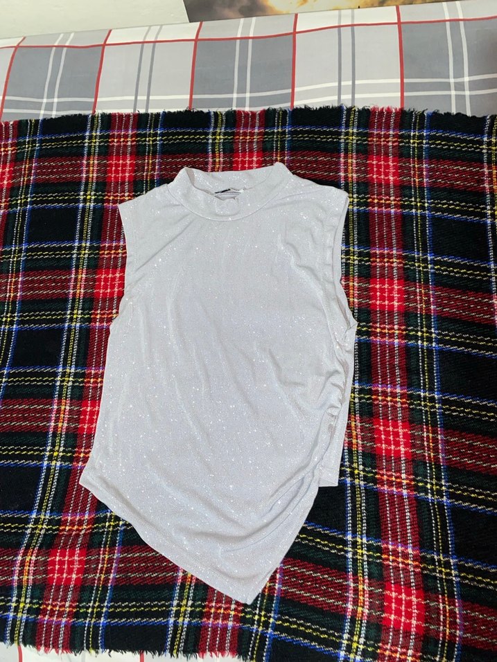 Beyaz Parlak Kolsuz Yanlardan büzmeli  Yüksek Yakalı Kadın Bluz - Görsel 4