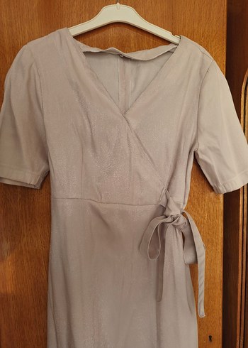 V Yaka Kısa Kollu Simli Pudra Elbise - Görsel 2