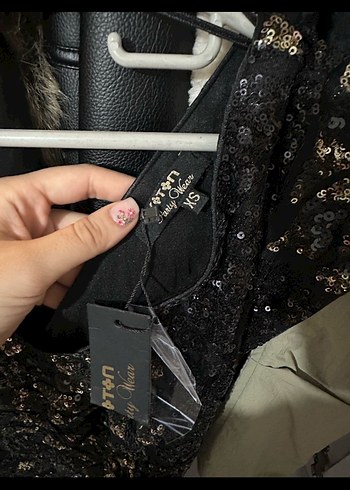 Koton Siyah Taşlı şık V Yaka mini kadın gece Elbisesi - Görsel 3