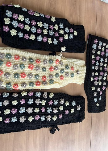 çiçek motifili yelekler siyah ve Krem renk seçenekleri mevcuttur - Görsel 2