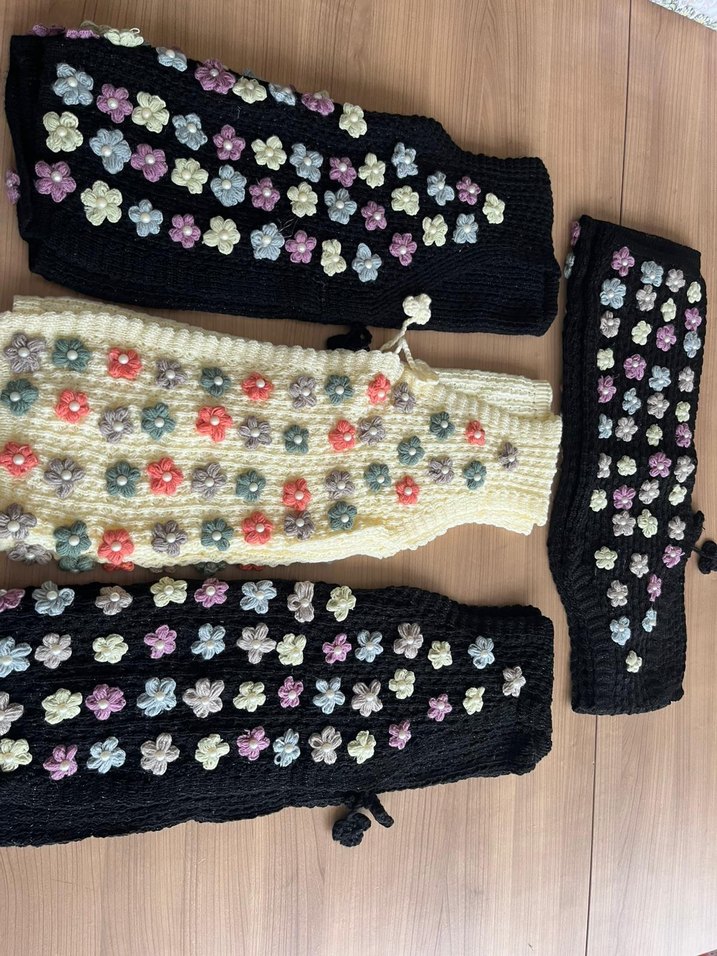 çiçek motifili yelekler siyah ve Krem renk seçenekleri mevcuttur - Görsel 2