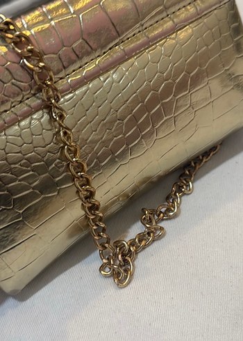 Zincir Detaylı Parlak Altın Deri Çanta - Görsel 3