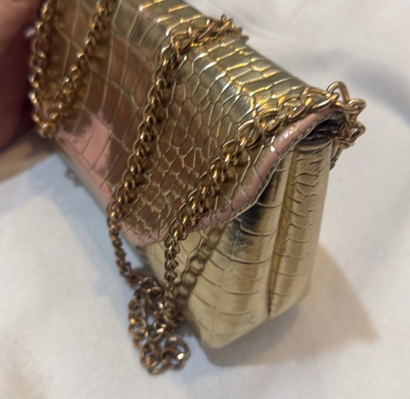 Zincir Detaylı Parlak Altın Deri Çanta - Görsel 2