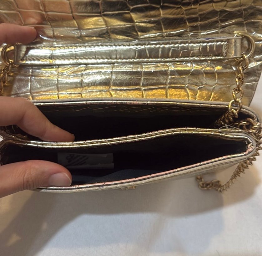 Zincir Detaylı Parlak Altın Deri Çanta - Görsel 5